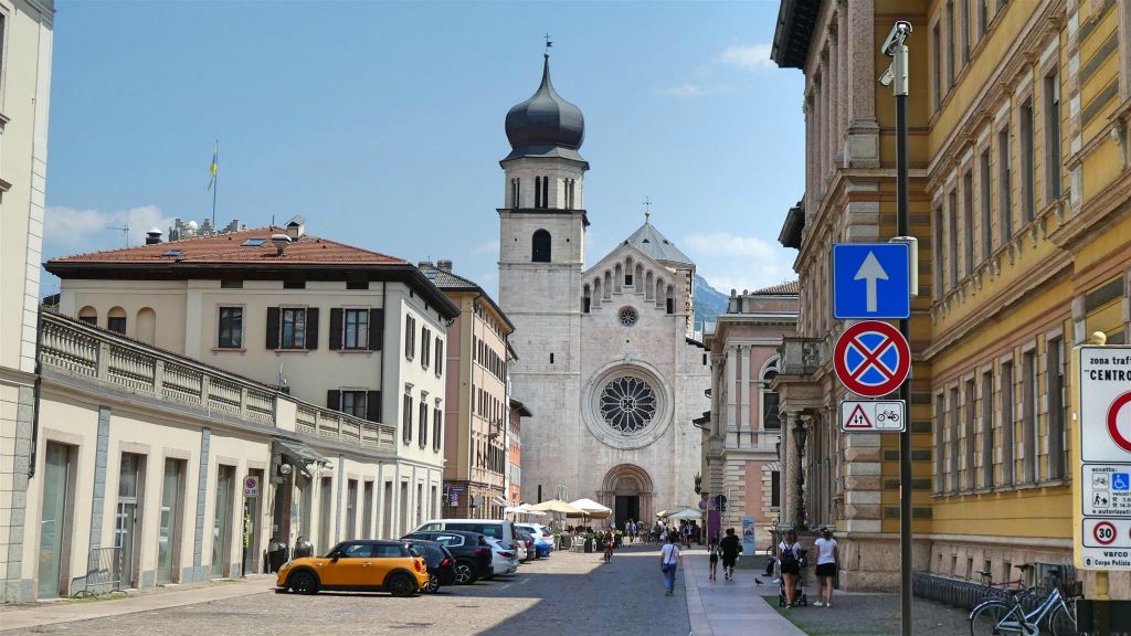 TRENTO - de kathedraal van San Vigilio aan het plein Piazza del Duomo