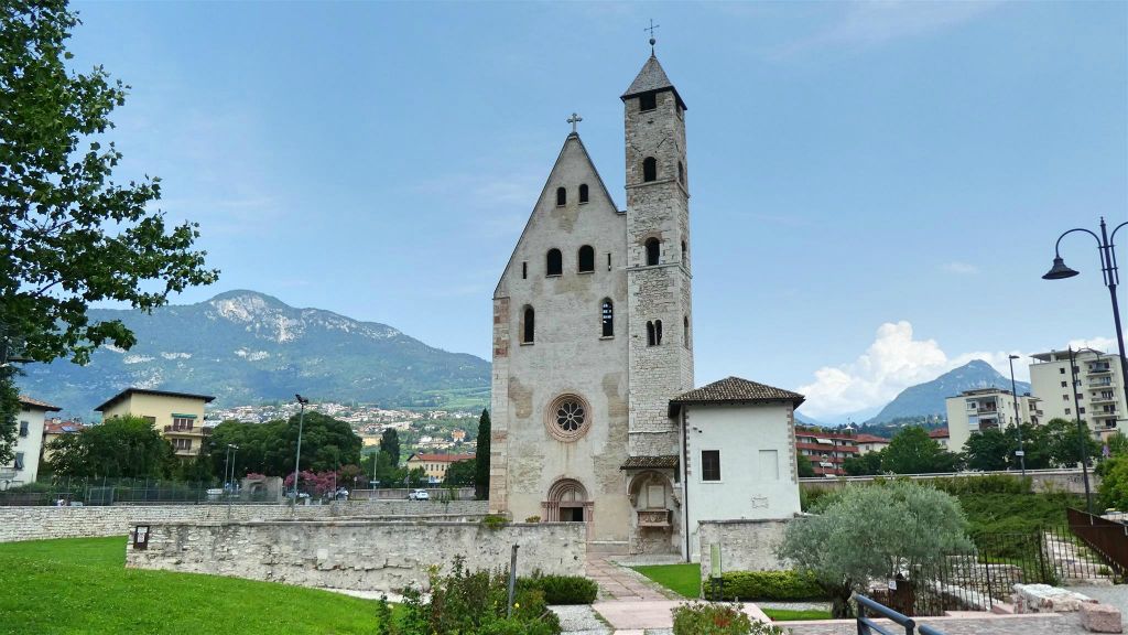 TRENTO - de kerk van Sant'Apollinare