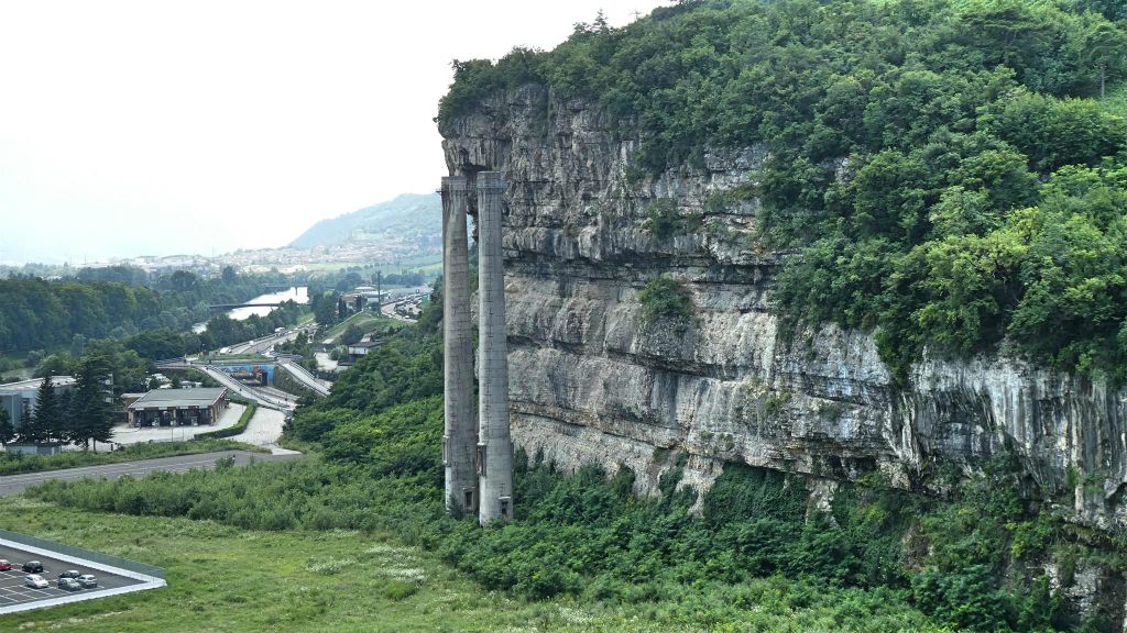 TRENTO - twee oude schoorstenen