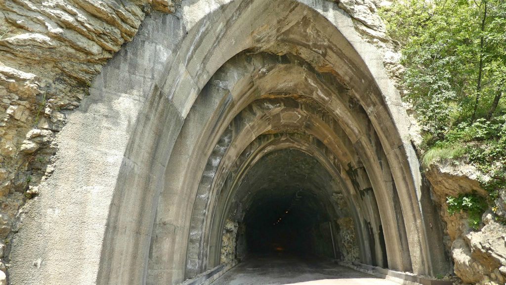 TRENTO - een tunnel bij de heuvel Doss Trento