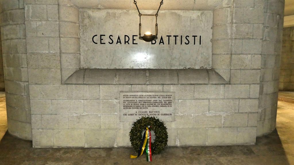 TRENTO - een gedenkplaat in de crypte van het mausoleum van Cesare Battisti