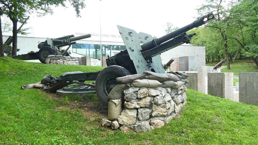 TRENTO - enkele kanonnen bij het museum van de Alpini