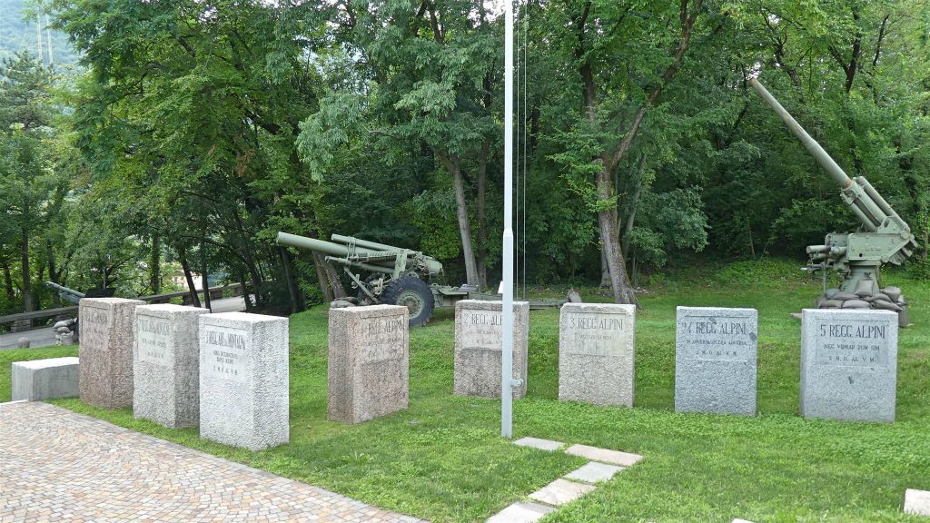 TRENTO - enkele gedenkstenen en kanonnen bij het museum van de Alpini