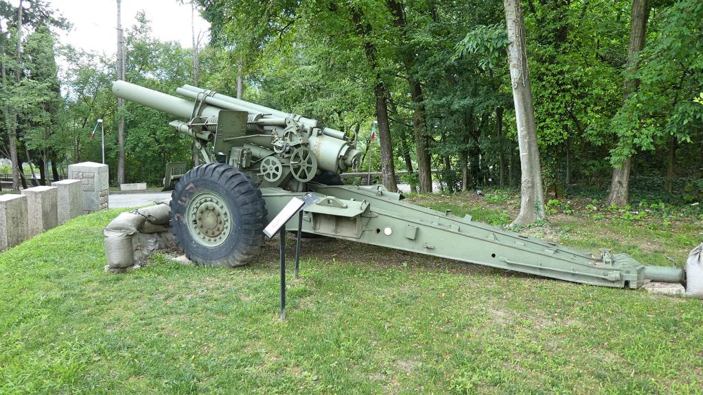 TRENTO - een M114-houwitser kanon bij het museum van de Alpini
