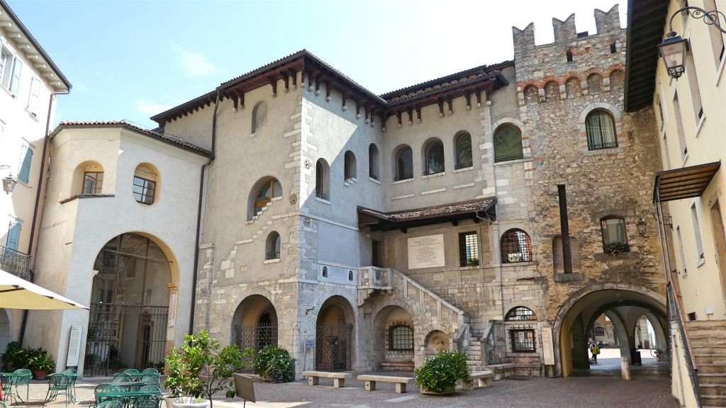 RIVA DEL GARDA - het paleis Pretorio en de stadspoort Bruciata