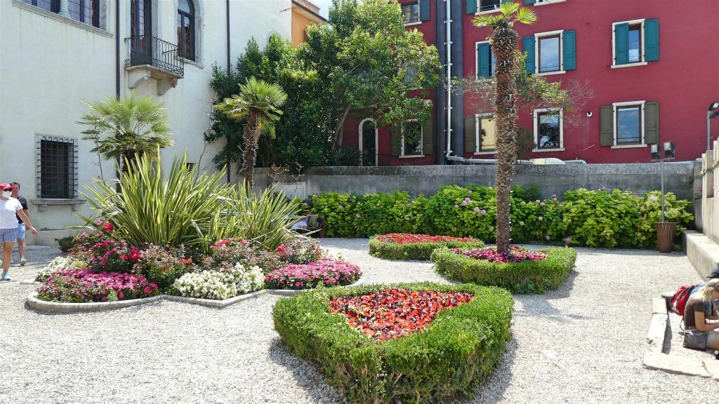 MALCESINE - de tuin van het kapiteins paleis