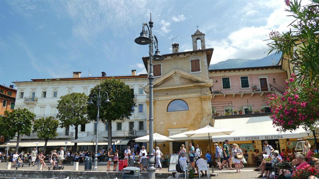 MALCESINE - enkele gebouwen bij de haven