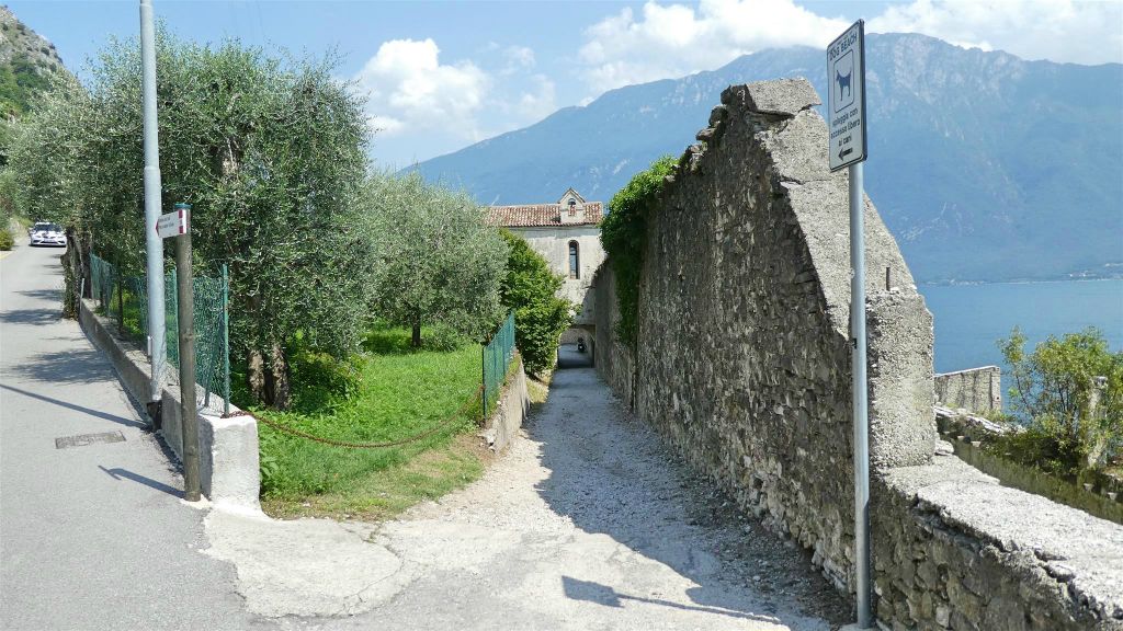 LIMONE - een poort van een voormalig kasteel