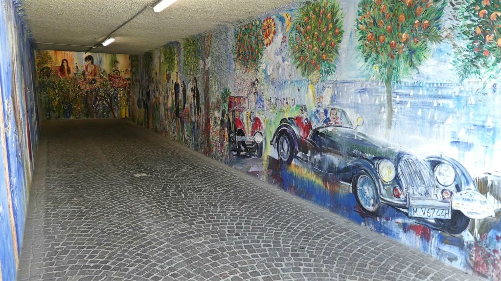 LIMONE - een gang met muurschilderingen