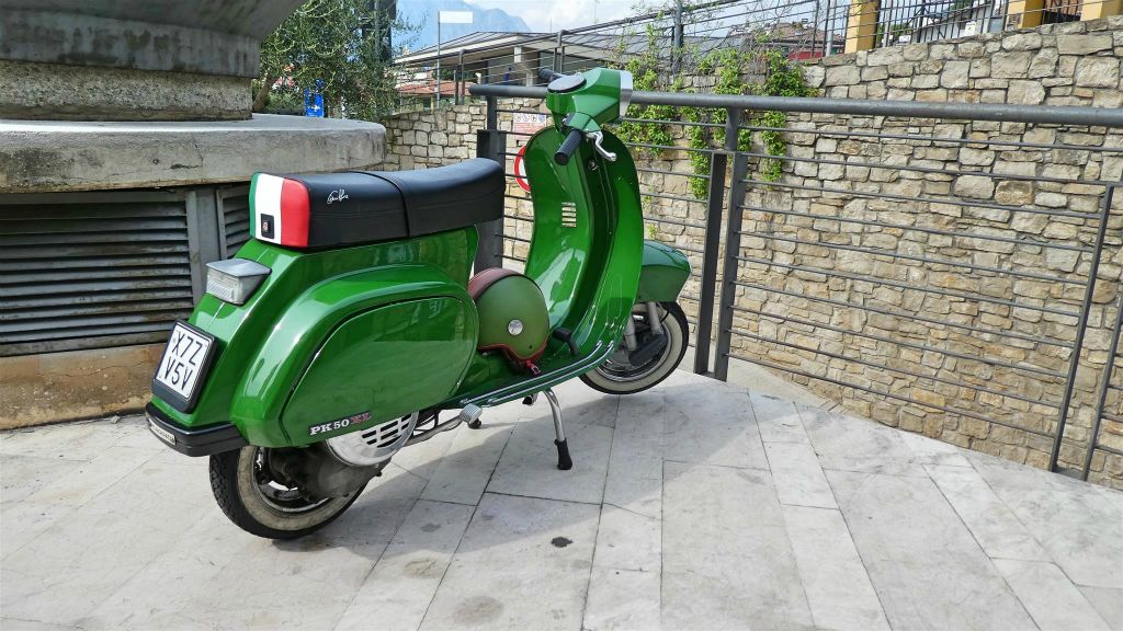 MALCESINE - een Vespa PK 50 XL scooter