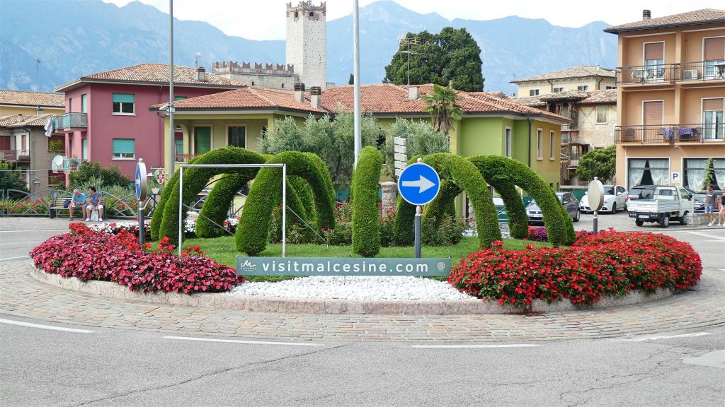 MALCESINE - een perk op een rotonde