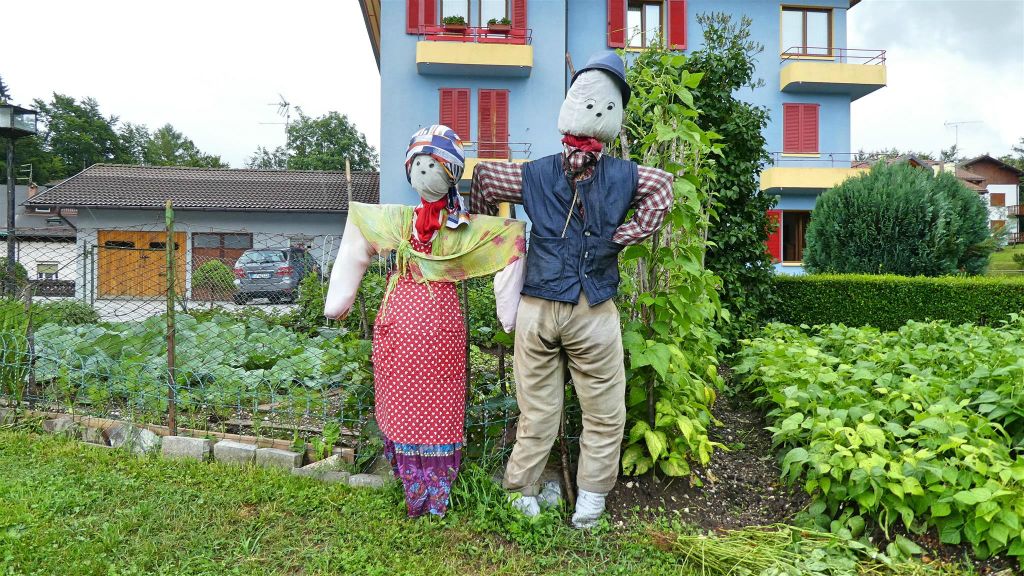 CHIESA - enkele poppen bij een moestuin