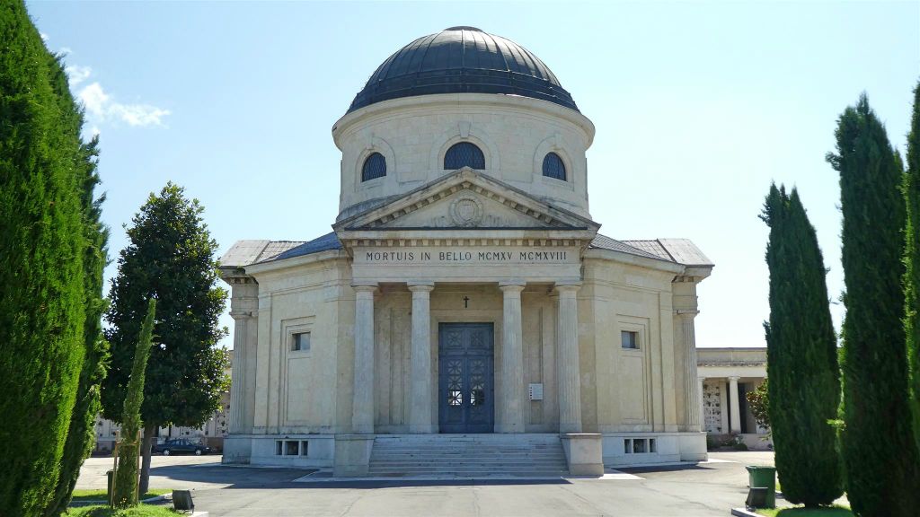 VERONA - de ossuariumtempel van de nieuwe begraafplaats van Verona