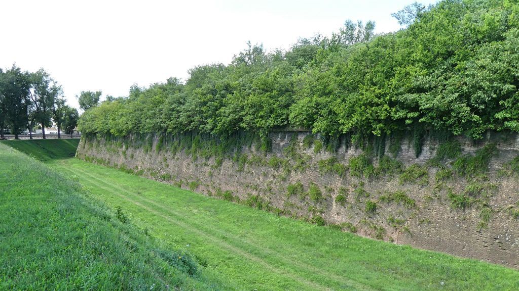 VERONA - een muur met gracht van het Maddalene bastion