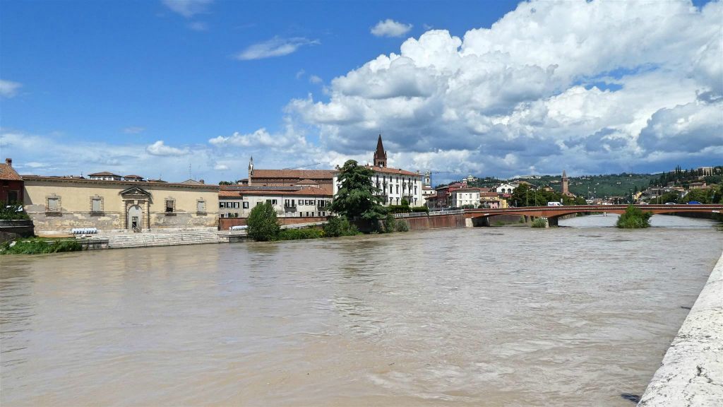 VERONA - de Navi-brug over de Adige rivier
