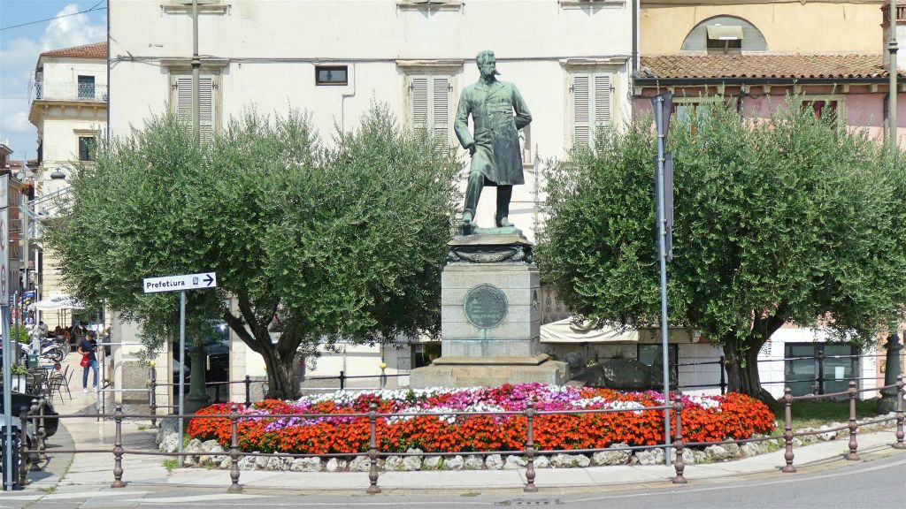 VERONA - een standbeeld ter ere van de voormalige koning Umberto I (1844-1900)