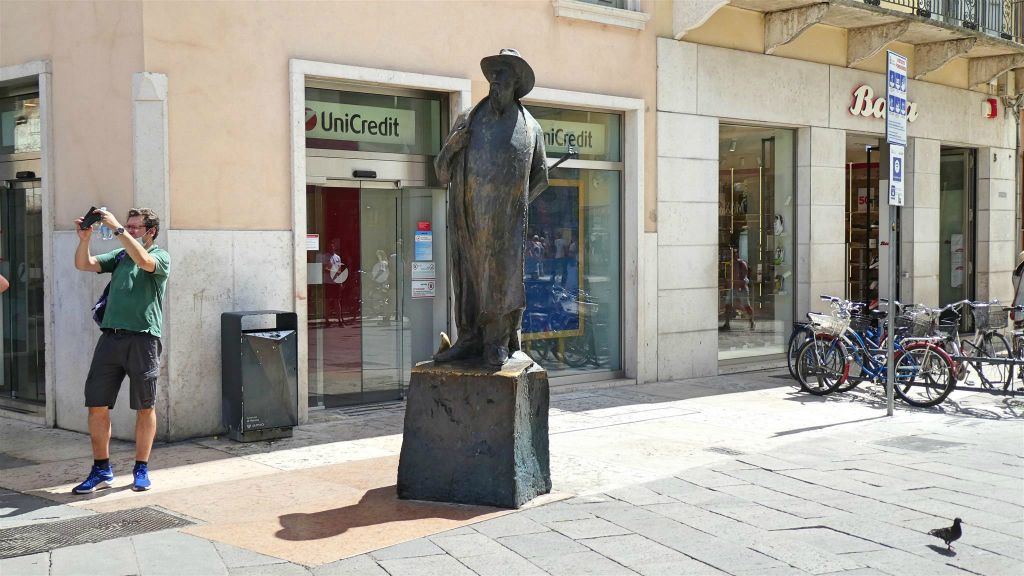 VERONA - een standbeeld