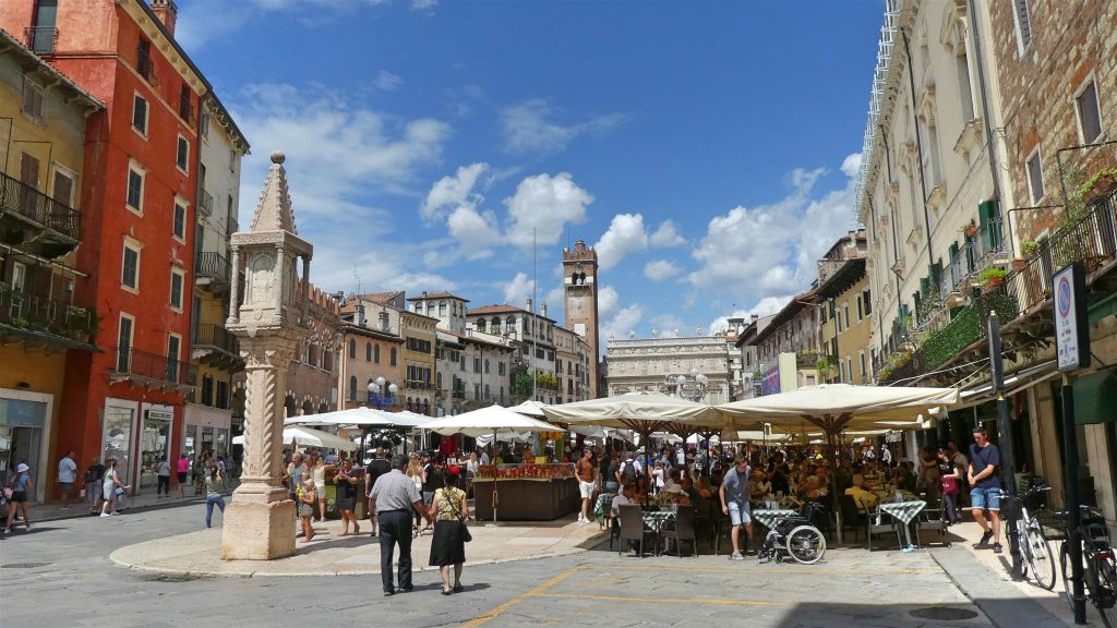 VERONA - het plein Piazza delle Erbe