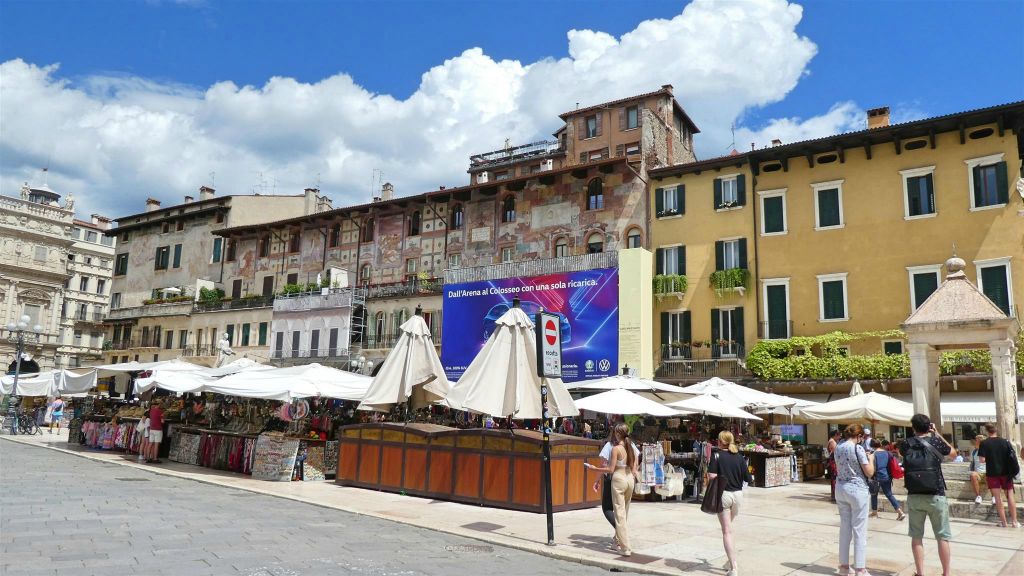 VERONA - het plein Piazza delle Erbe