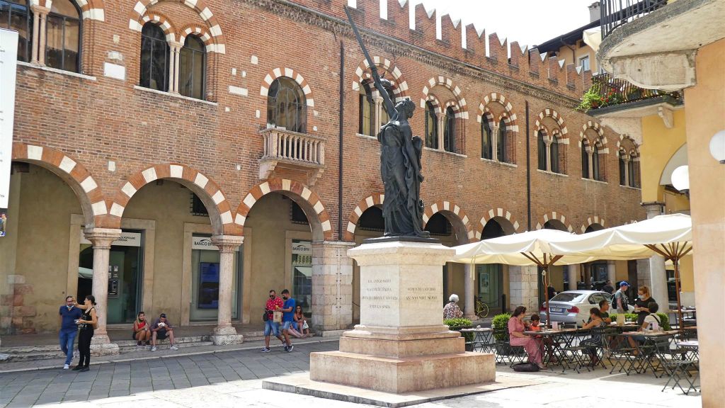 VERONA - het monument voor de cursieve beschaving
