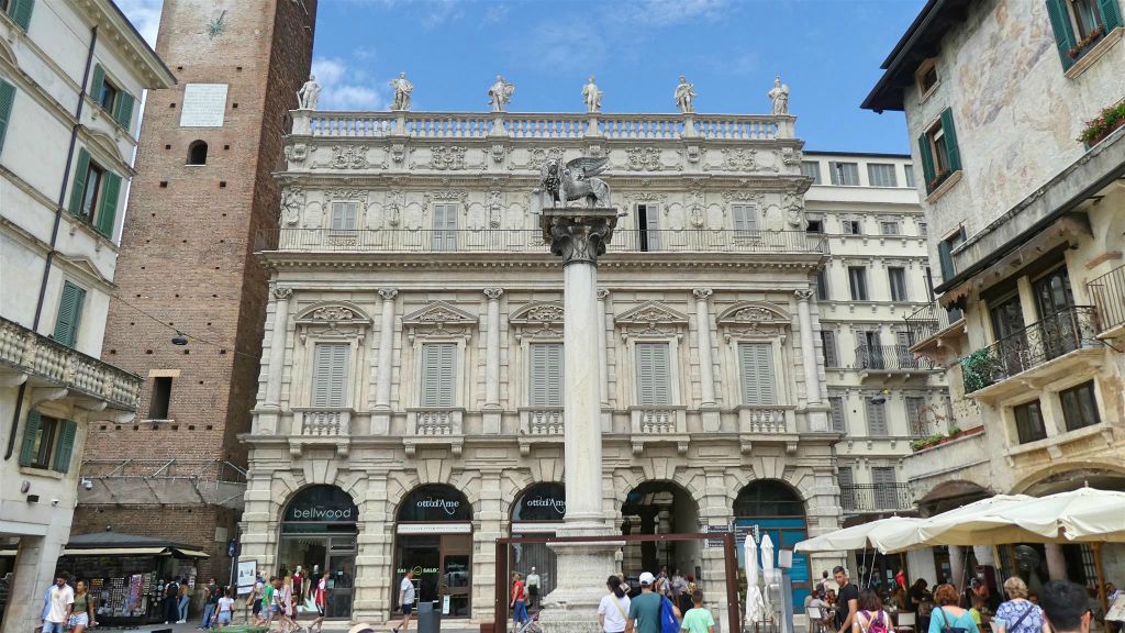 VERONA - de leeuw van San Marco voor het paleis Maffei