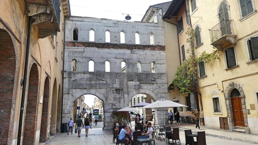 VERONA - de oude stadspoort Porta Borsari