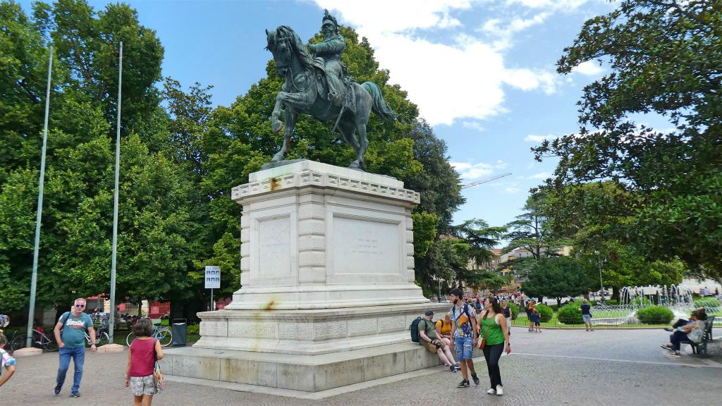 VERONA - het ruiterstandbeeld van Vittorio Emanuele II del Vittoriano