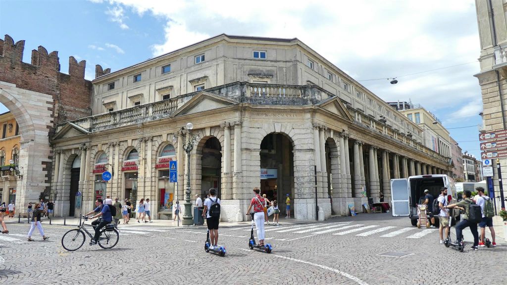 VERONA - een gebouw met diverse winkels