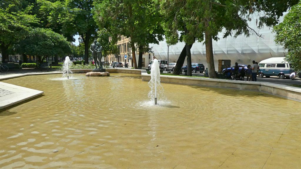 VERONA - een fontein in het park Piazza Pradaval
