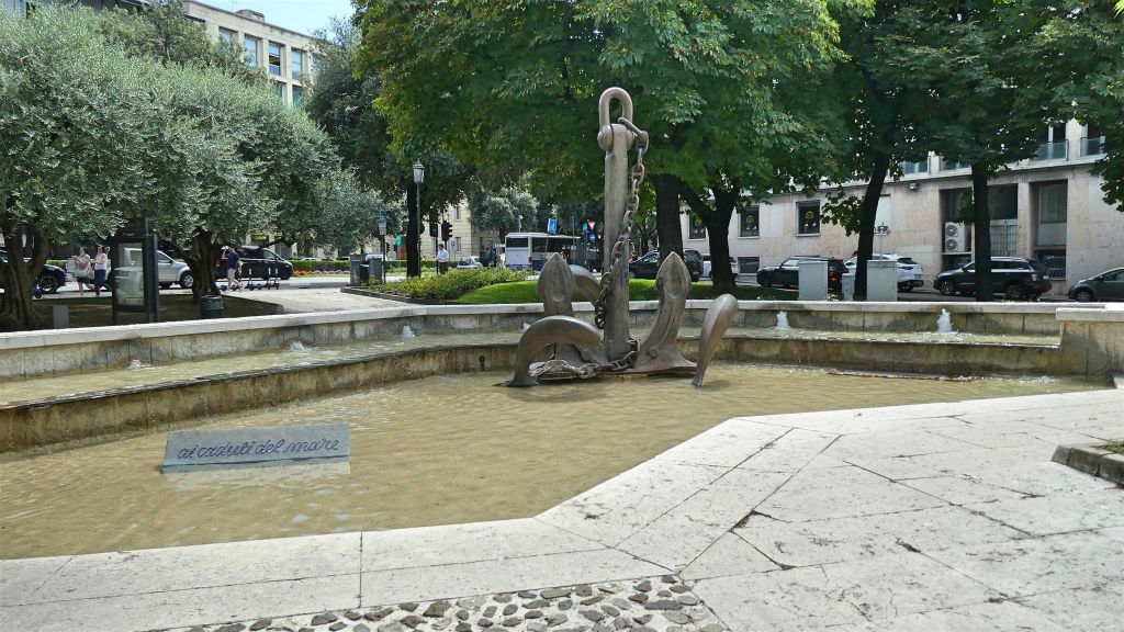 VERONA - de Caduti del Mare fontein in het park Piazza Pradaval