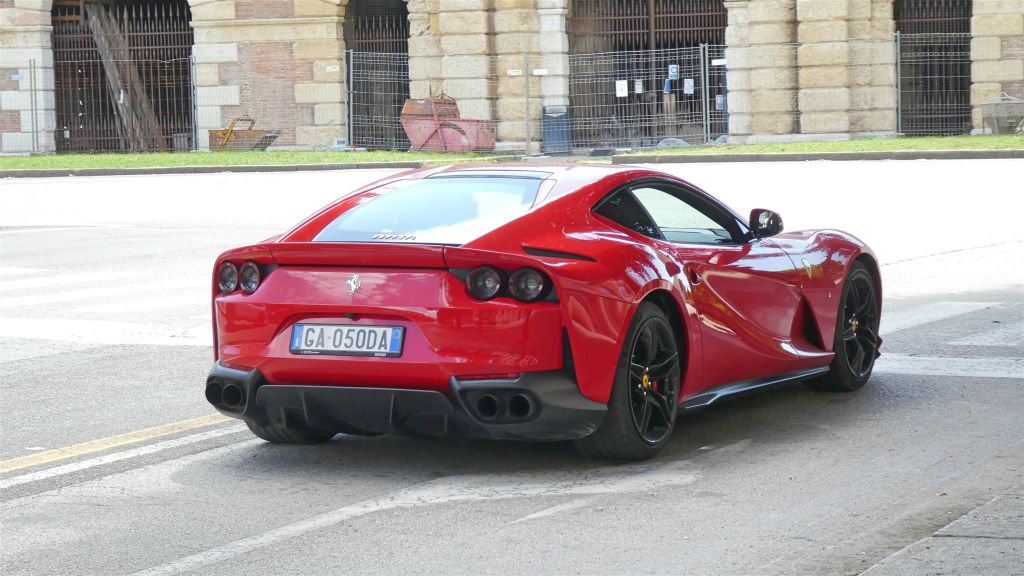 VERONA - een Ferrari-812-superfast