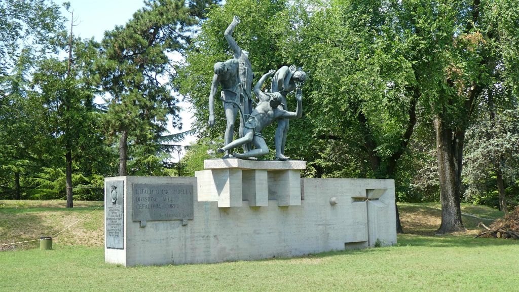 VERONA - het monument voor de slachtoffers van het bloedbad van Kefalonia in het Acqui Division park