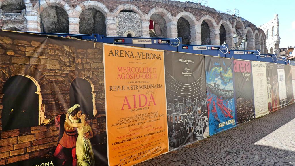 VERONA - enkele plakkaten bij de arena