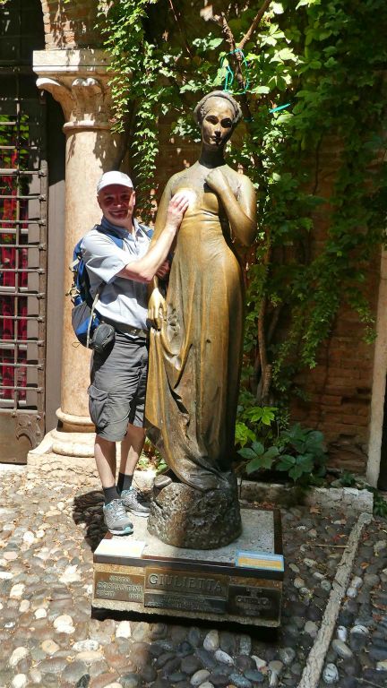 VERONA - Carlos bij het standbeeld van Julia