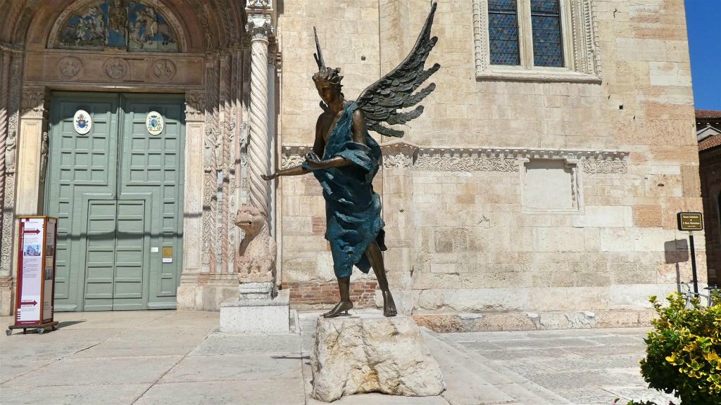 VERONA - een standbeeld voor de kathedraal van Santa Maria Matricolare