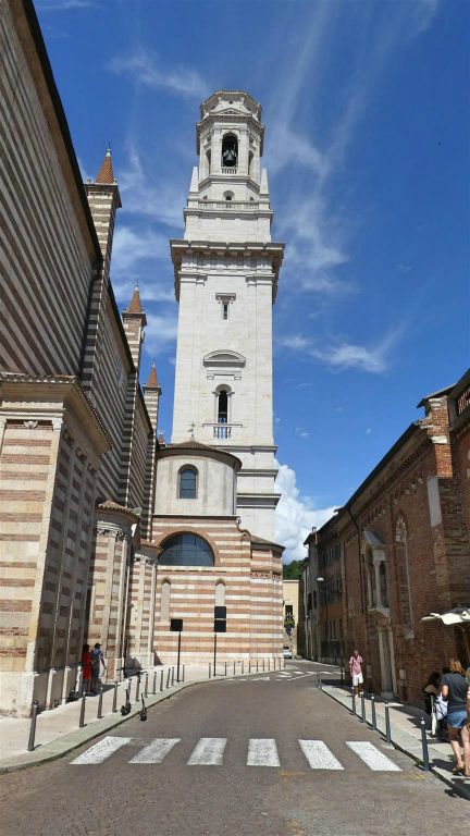 VERONA - de klokkentoren van de kathedraal van Santa Maria Matricolare