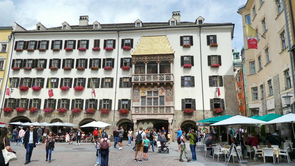 INNSBRUCK - de 15e-eeuwse residentie met het beroemde balkon met het gouden dak