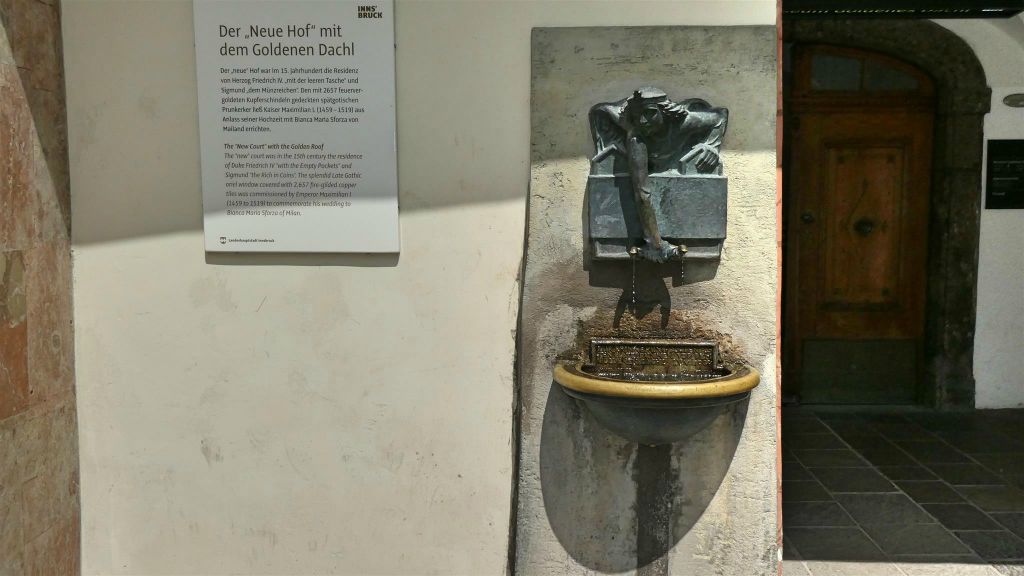 INNSBRUCK - een fontein aan het plein Neuen hof