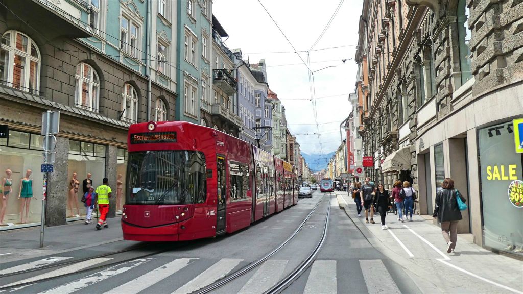 INNSBRUCK - een tram in de Anichstraße