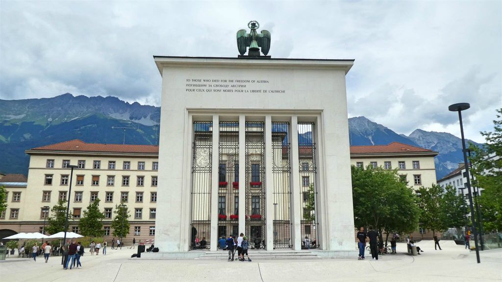 INNSBRUCK - het bevrijdingsmonument op het plein Eduard-Wallnöfer-Platz