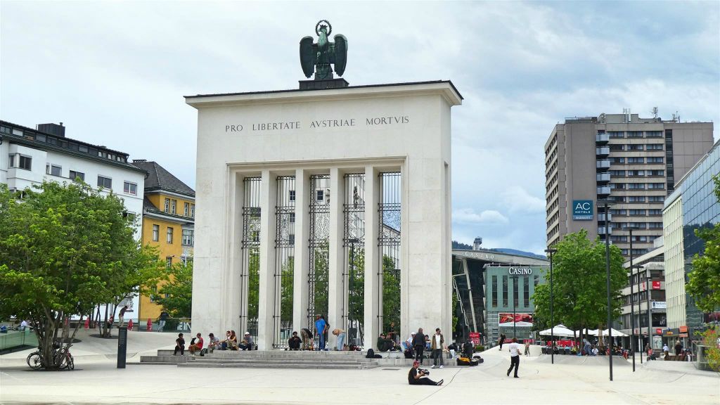 INNSBRUCK - het bevrijdingsmonument op het plein Eduard-Wallnöfer-Platz
