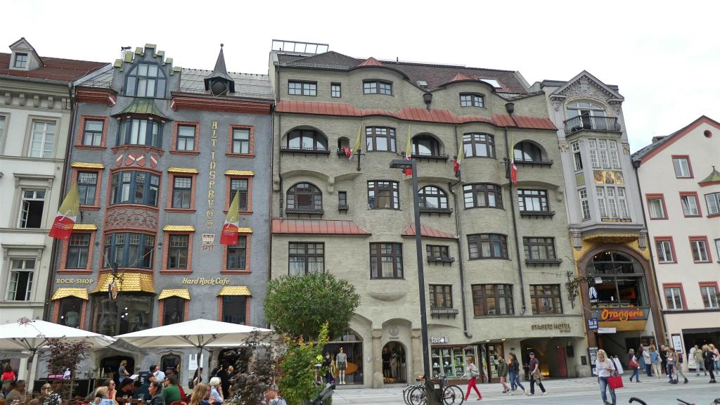 INNSBRUCK - enkele gebouwen in de Maria Theresa-straße