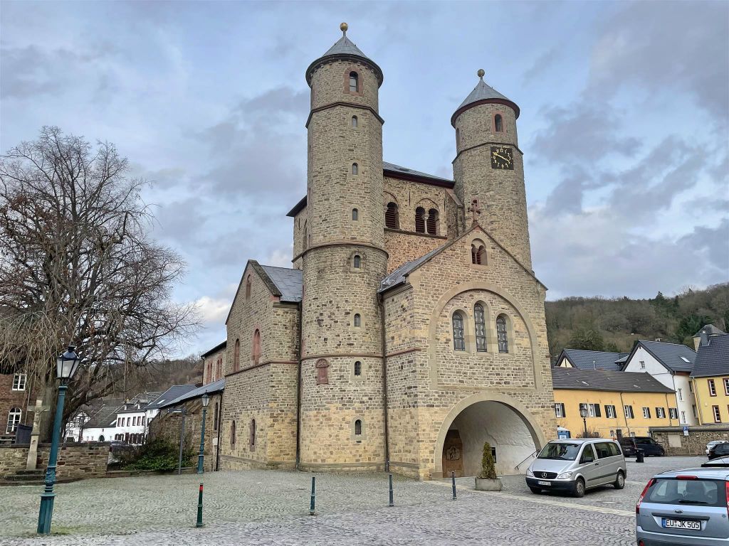 BAD MÜNSTEREIFEL - de kerk van Chrysanthus en Daria
