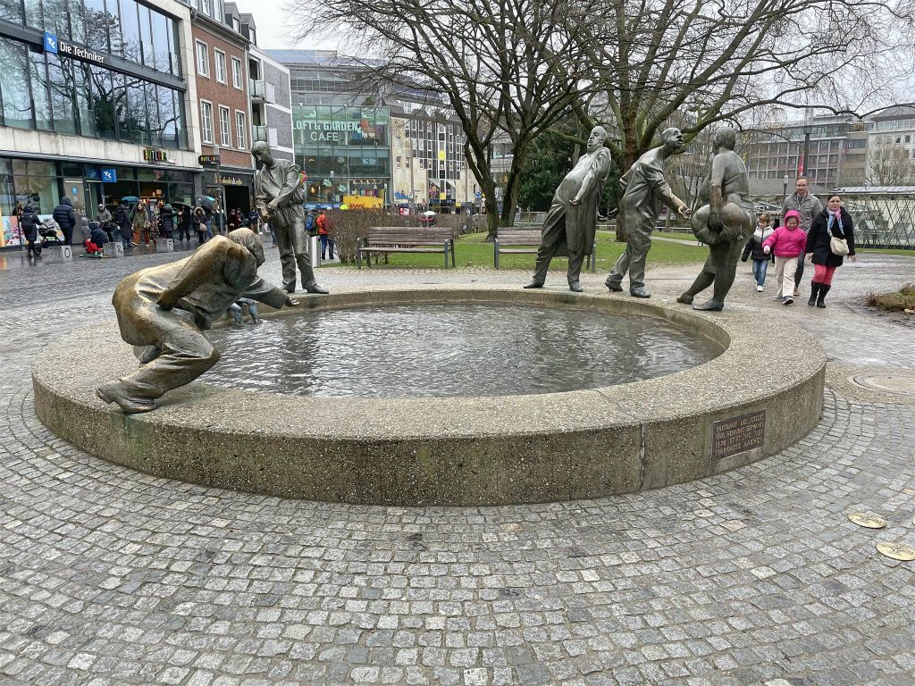 AACHEN - de fontein "Kreislauf des Geldes"