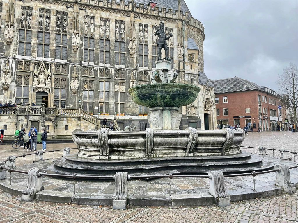 AACHEN - de Karlsbrunnen