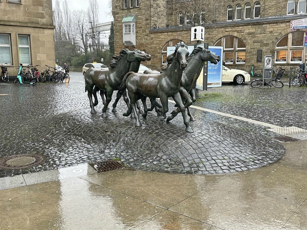 AACHEN - het kunstwerk "Fünf galoppierende Pferde“