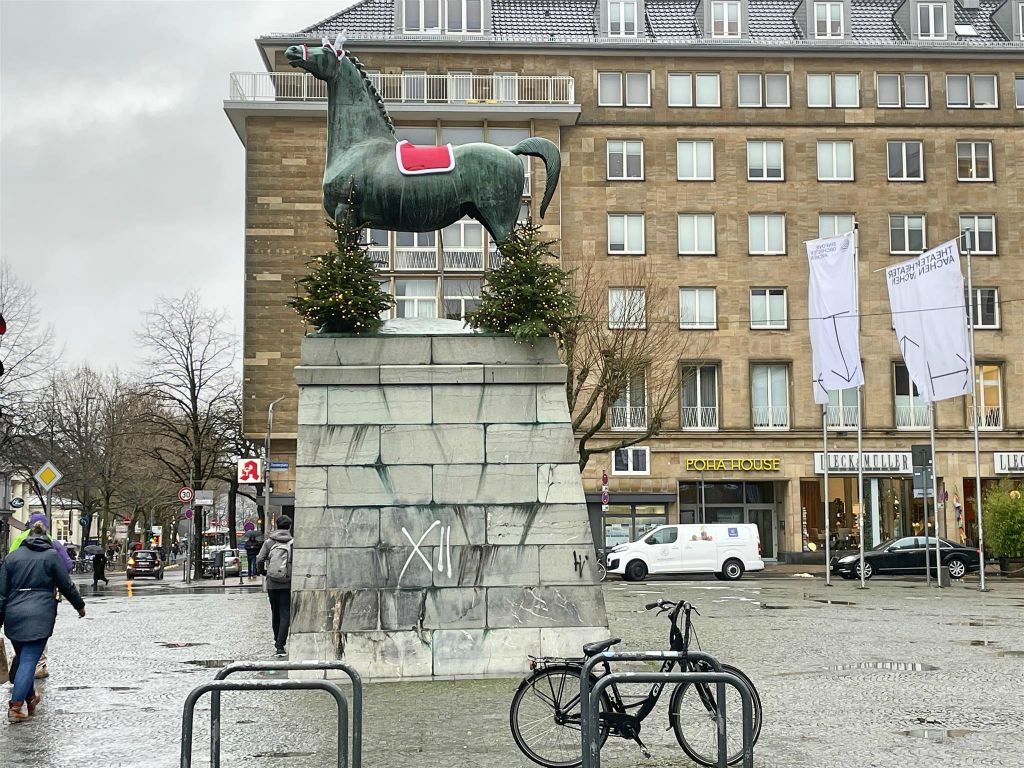 AACHEN - het kunstwerk "Der fröhliche Hengst"