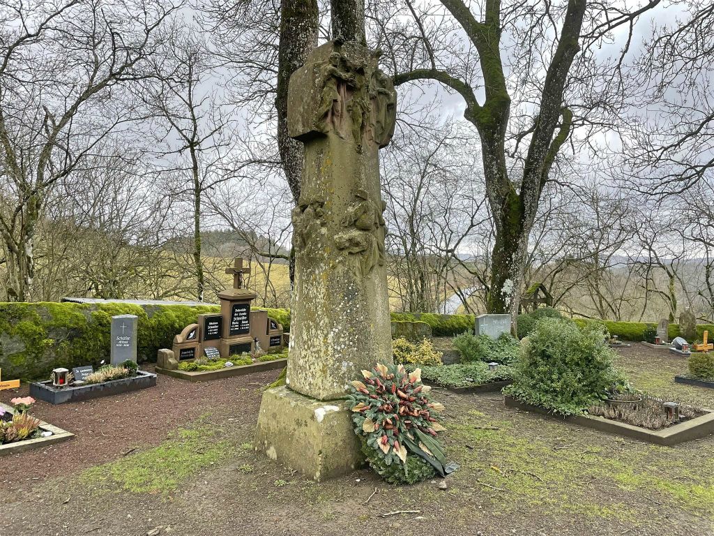 SCHALKENMEHREN - een grafmonument