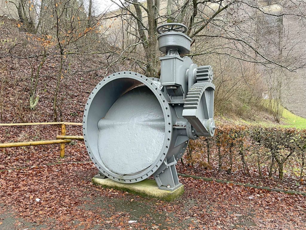 HELLENTHAL - oude klep van een reservoirdam bij de stuwdam Oleftalsperre