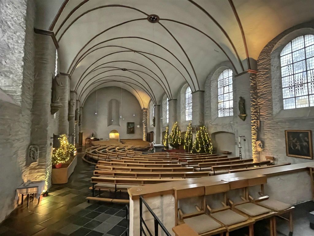 MONSCHAU - binnen in de kerk van de onbevlekte ontvangenis